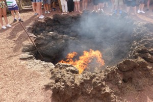 La dernière éruption date de 1824, mais le sol est encore très très chaud. Un gardien du parc le démontre: la branche d'arbuste qu'il vient de jeter dans la crevasse s'enflamme directement. 