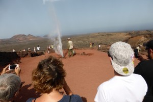 De même si on verse un seau d'eau dans la crevasse, il en ressort un geyser d'eau !